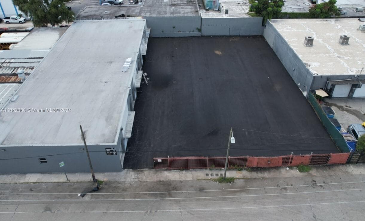 1740 NW 22nd St, Miami FL 33142