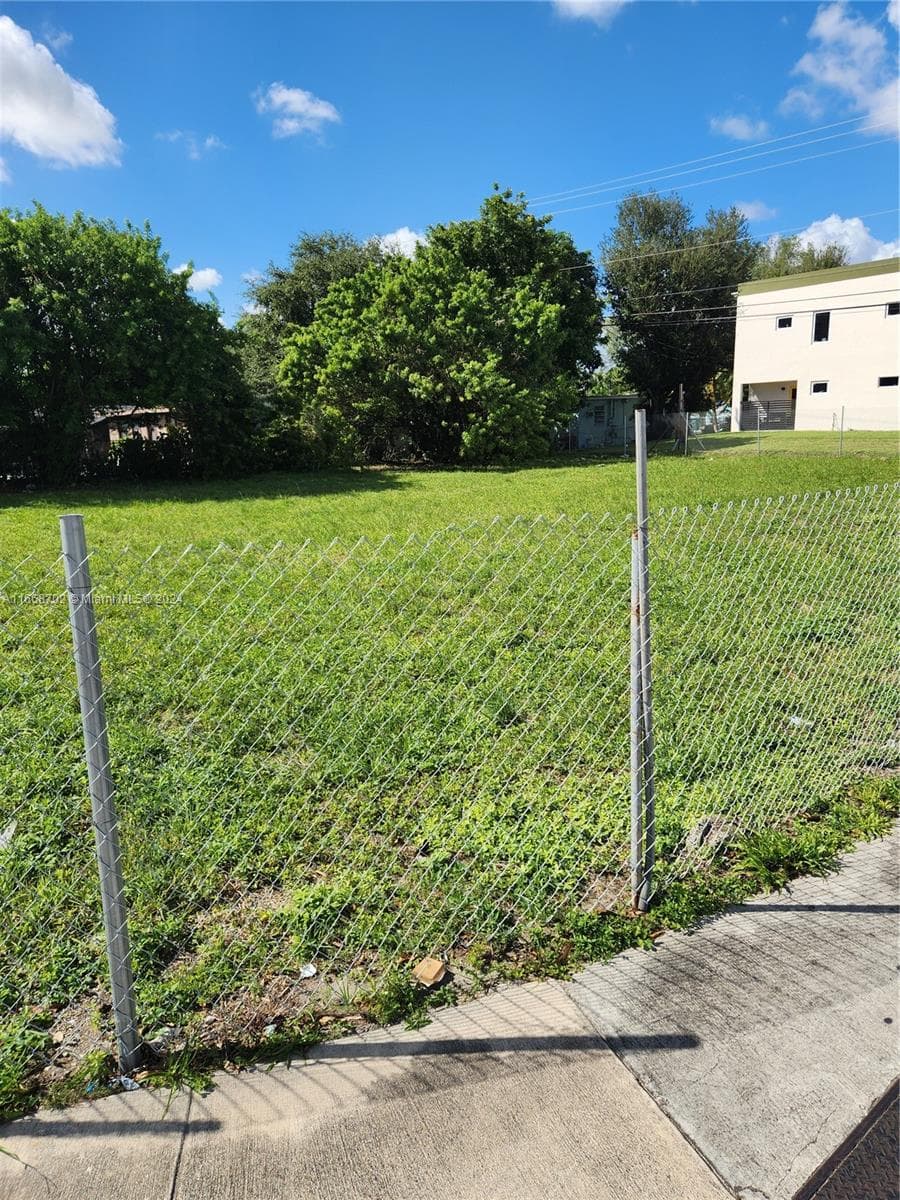 11110/20 NW 17th Ave, Miami FL 33167