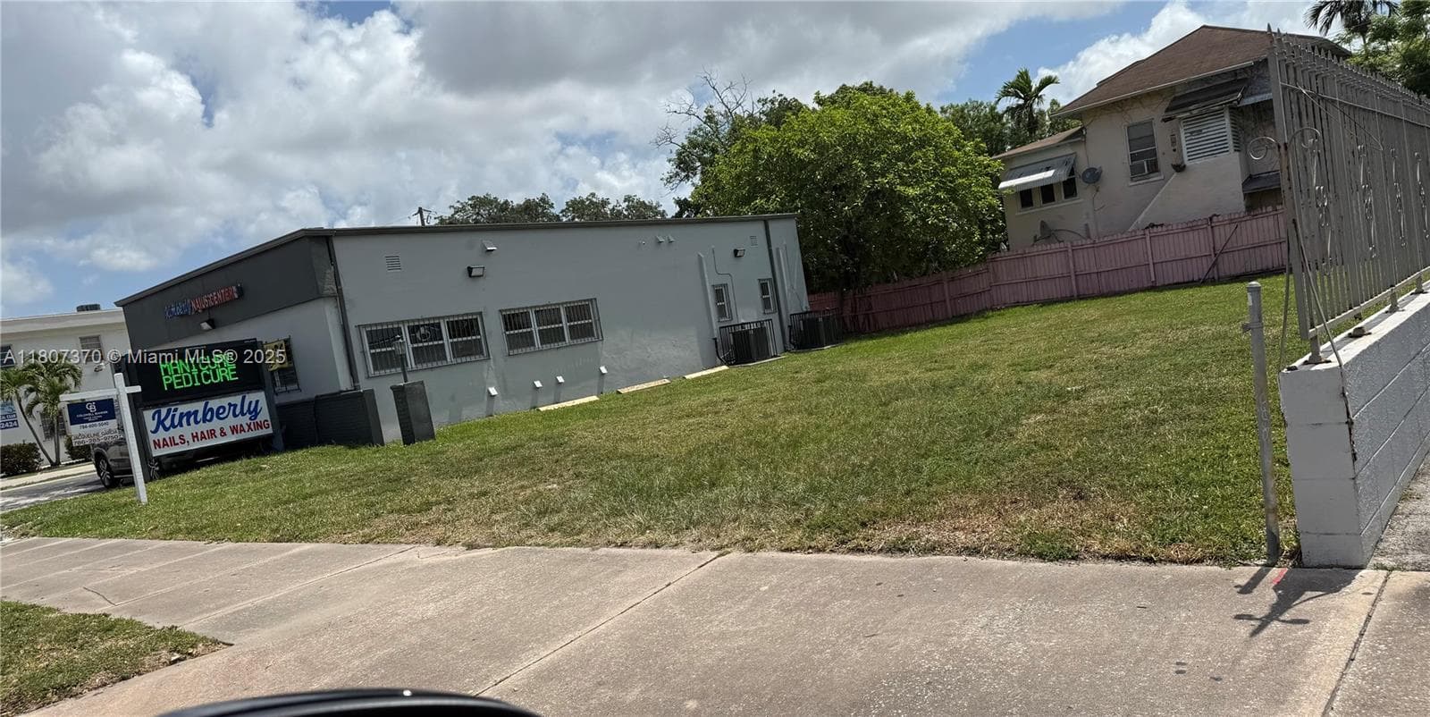 corner LOT T-6 8-O ! TOAL SQ., FT., 10,300 INCOME FREE STANDING BILDING