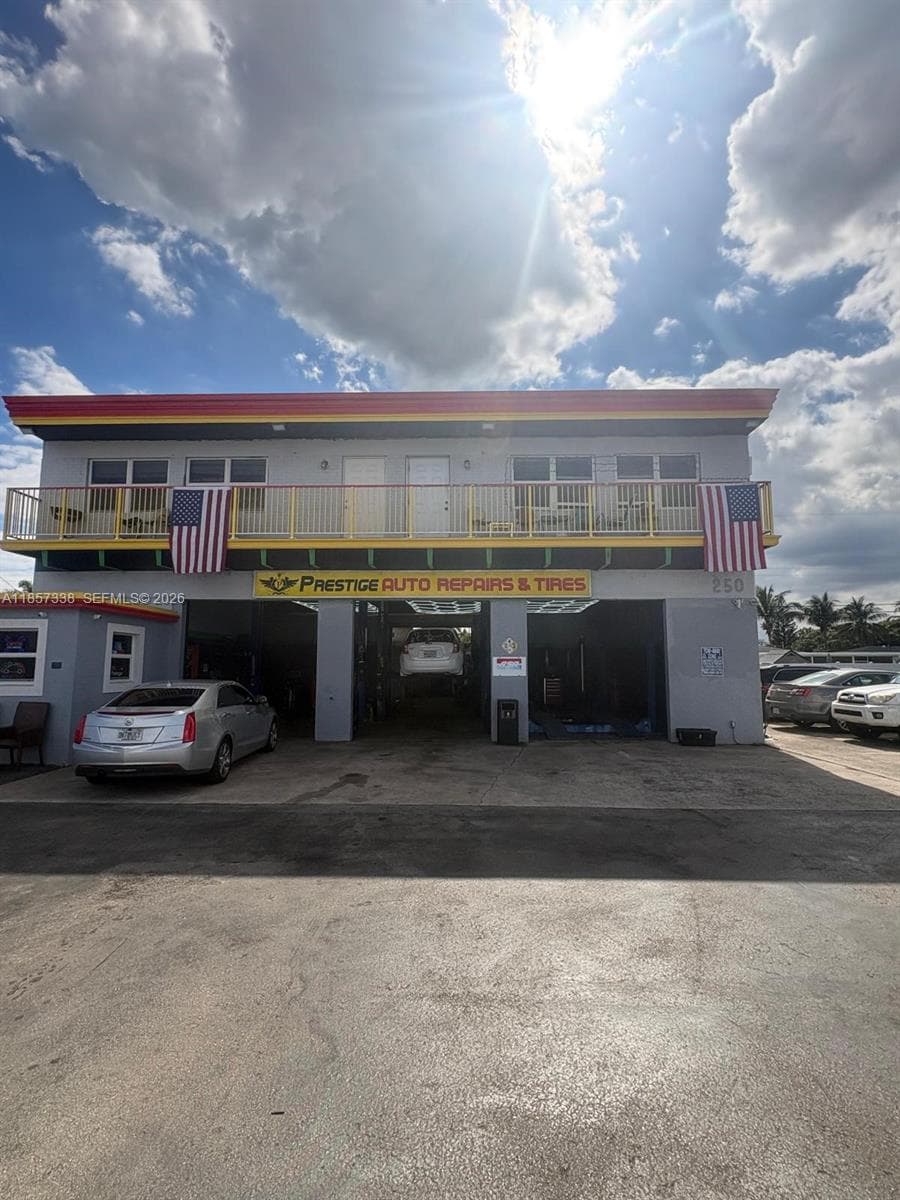 250 NE 44th St, Oakland Park FL 33334