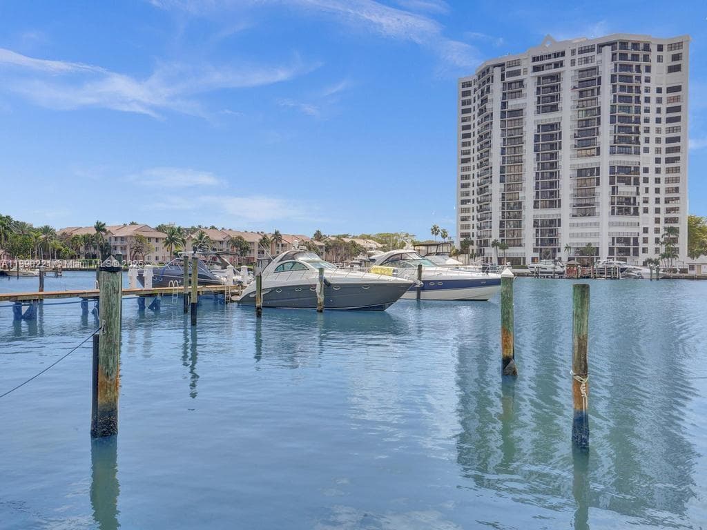 2667 S Parkview Dr, Hallandale Beach FL 33009