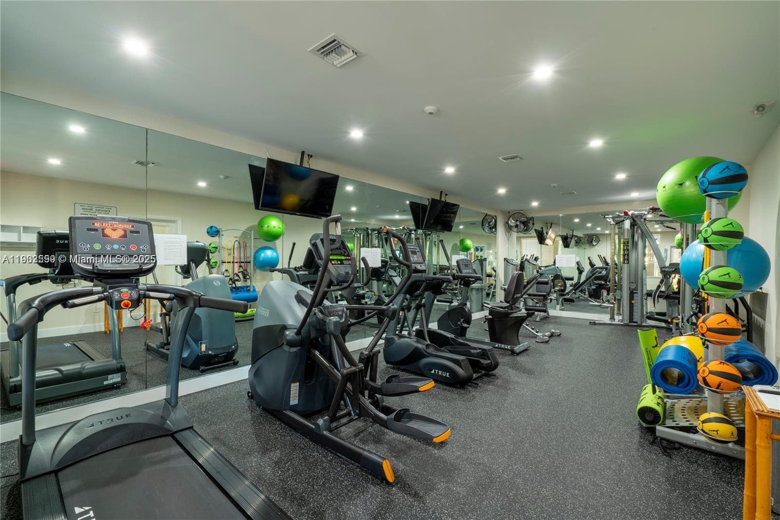 5863 Paradise Point Dr, Palmetto Bay FL 33157