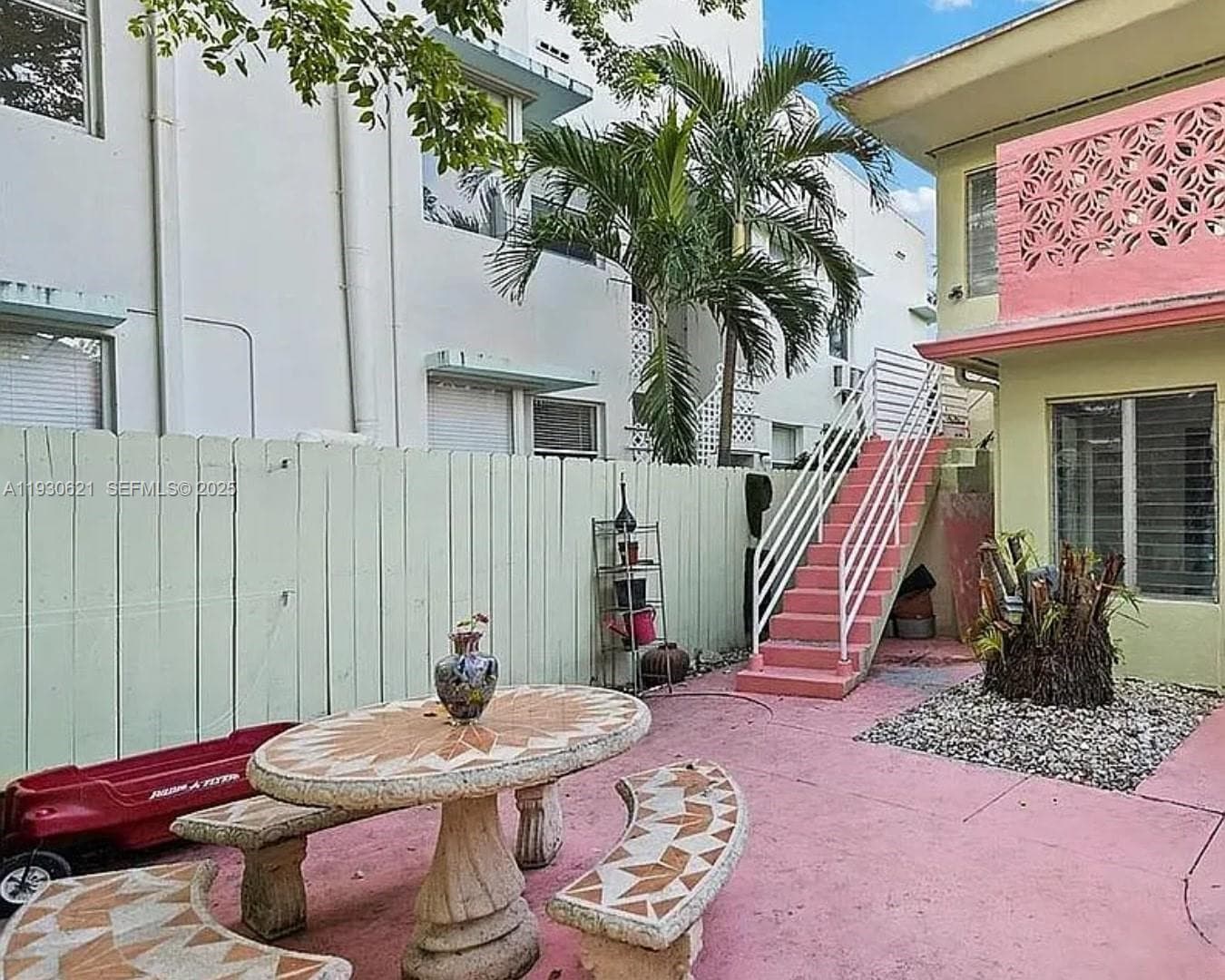 2822 Pine Tree Dr, Miami Beach FL 33140