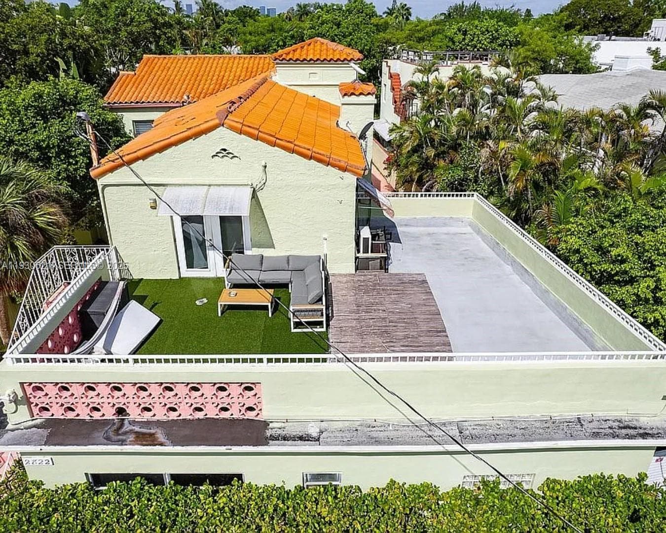 2822 Pine Tree Dr, Miami Beach FL 33140