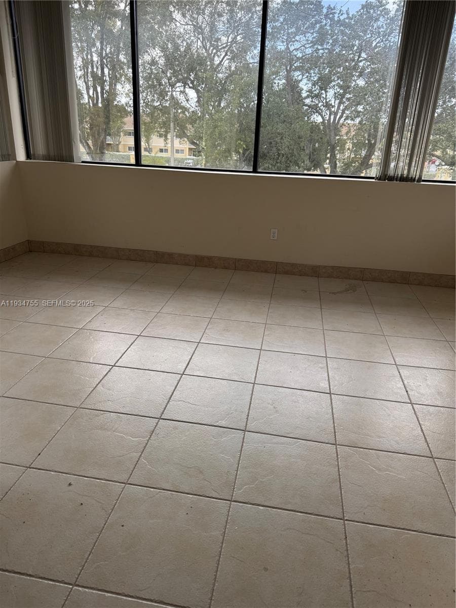 18191 NW 68th Ave, Miami FL 33015