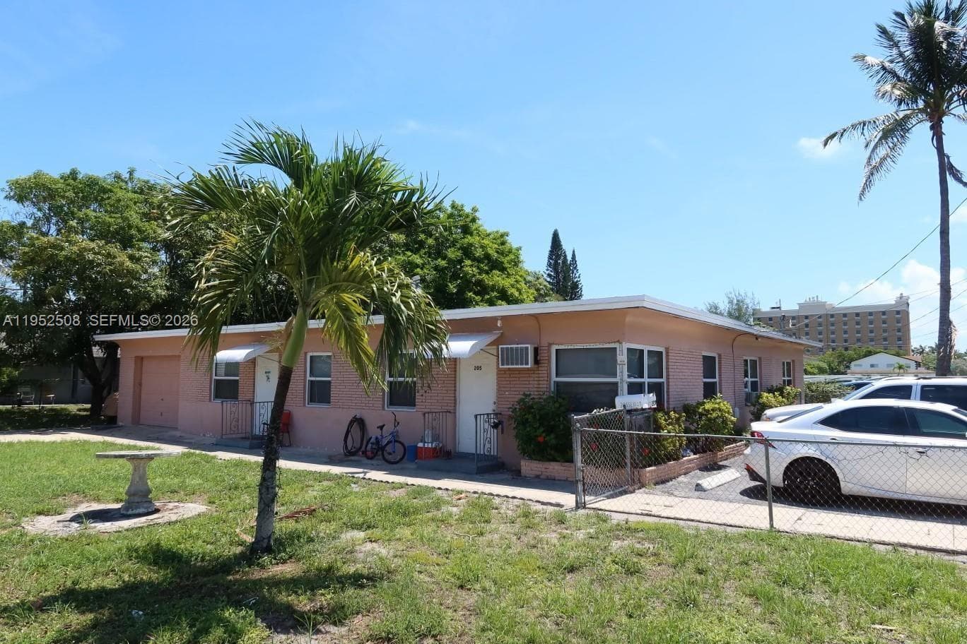 205 SE 10th St, Hallandale Beach FL 33009