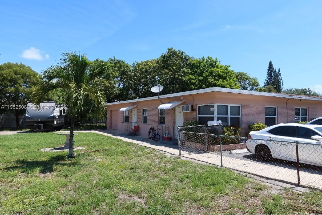 205 SE 10th St, Hallandale Beach FL 33009