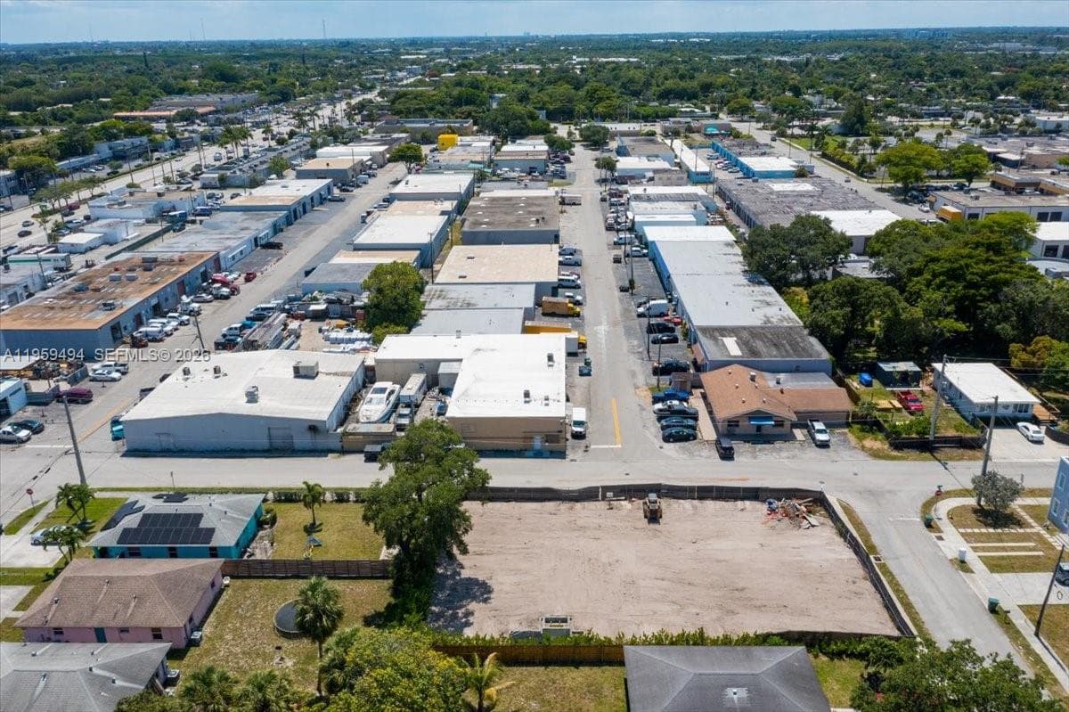 3250 NE 3rd Ave, Oakland Park FL 33334