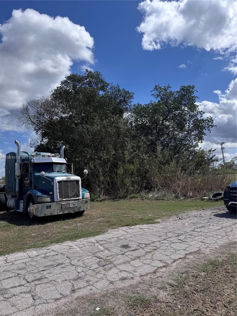 636 S Lake Ave., Pahokee FL 33476