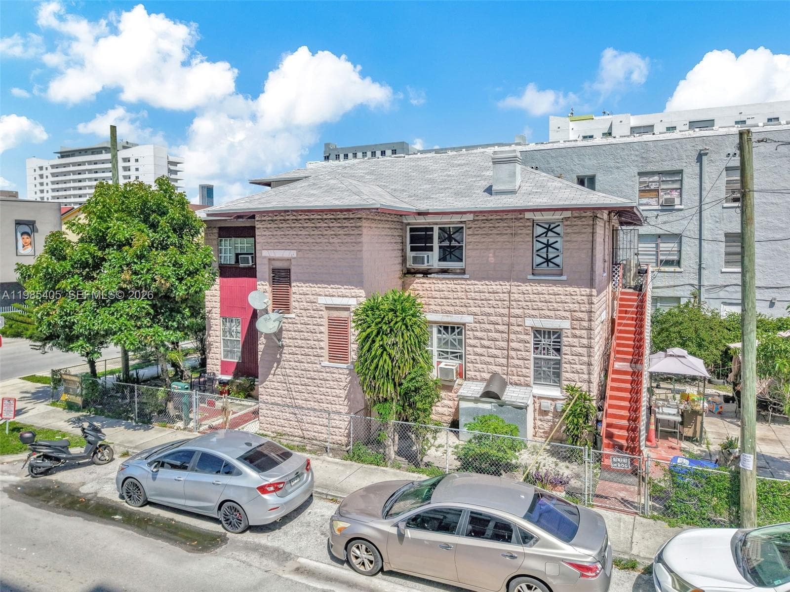 676 & 119 SW 1st St, Miami FL 33130