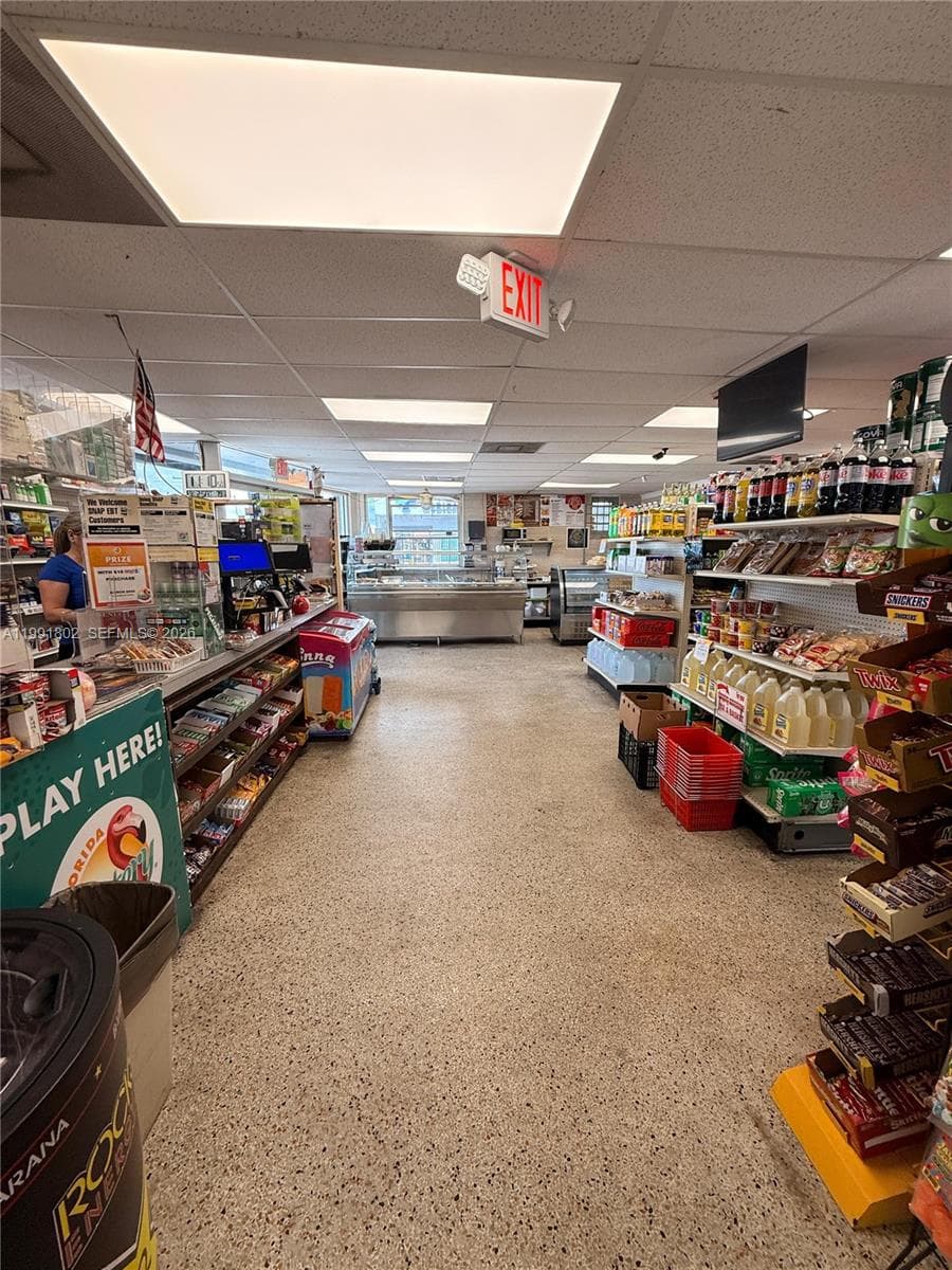 3381 NW 7th St, Miami FL 33125