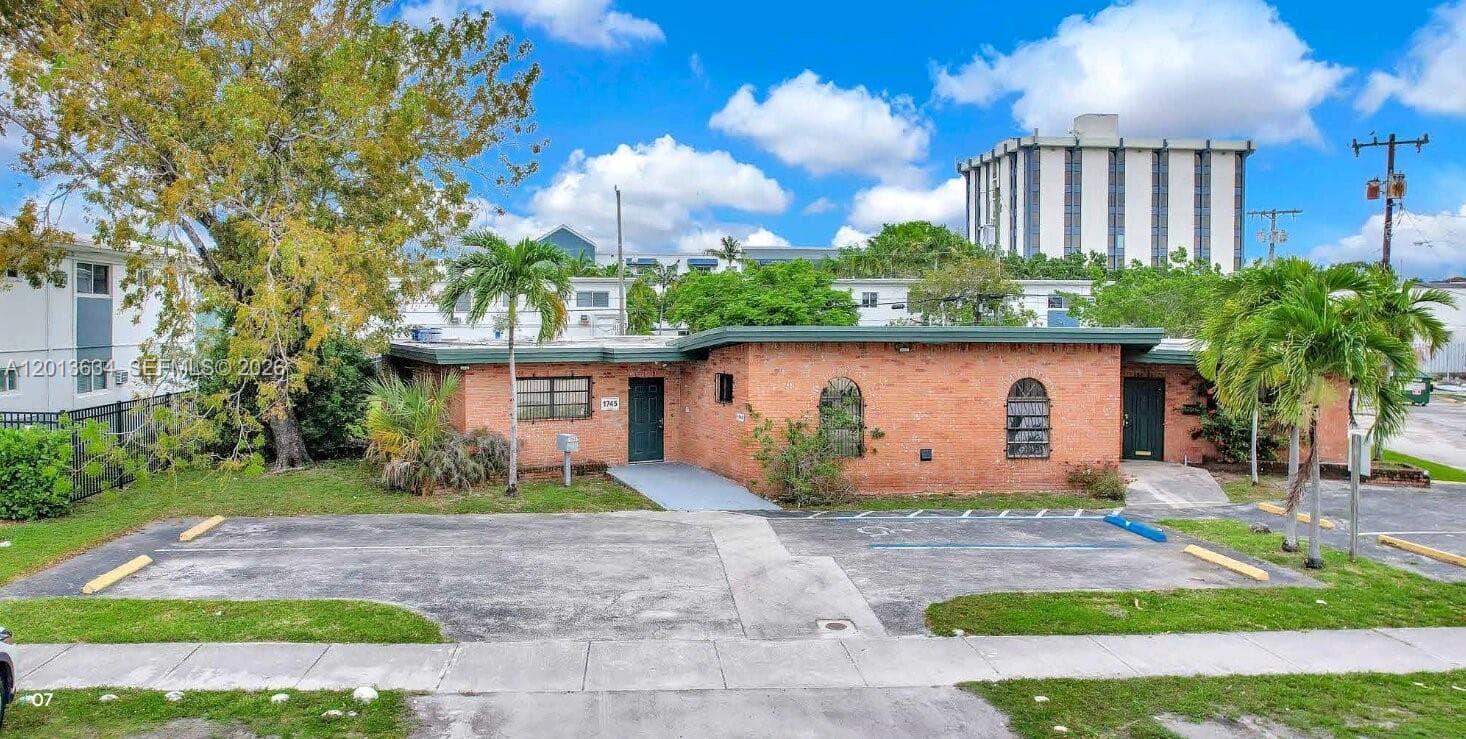 1747 NE 124th St, North Miami FL 33181
