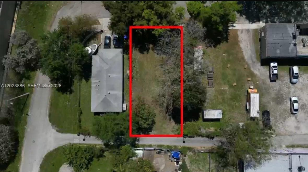 665 NW 43rd St, Miami FL 33127