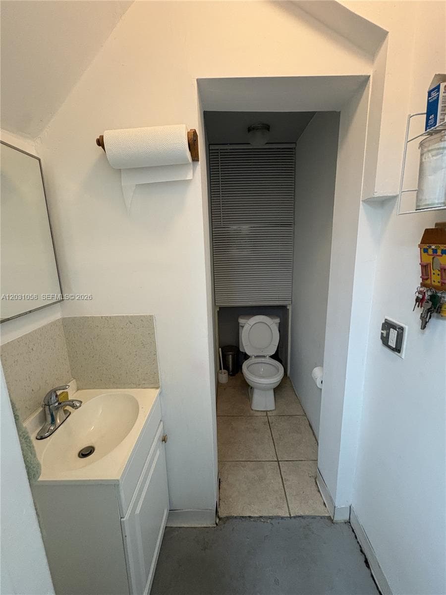 Second bathroom on the second office - first floor