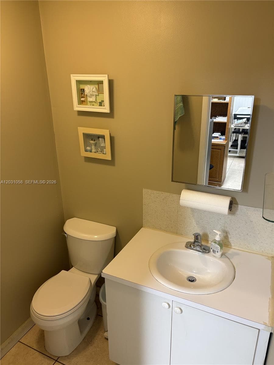 First floor office's bathroom