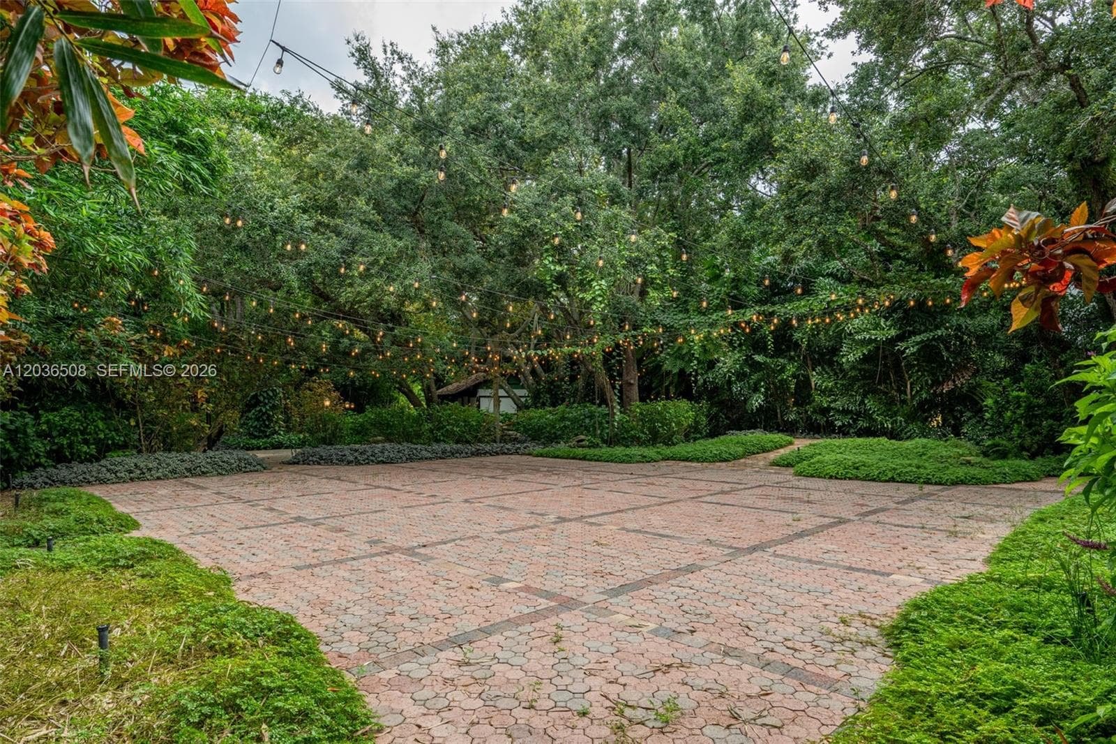 Additional 2,000 SF open terrace ceremony / party space