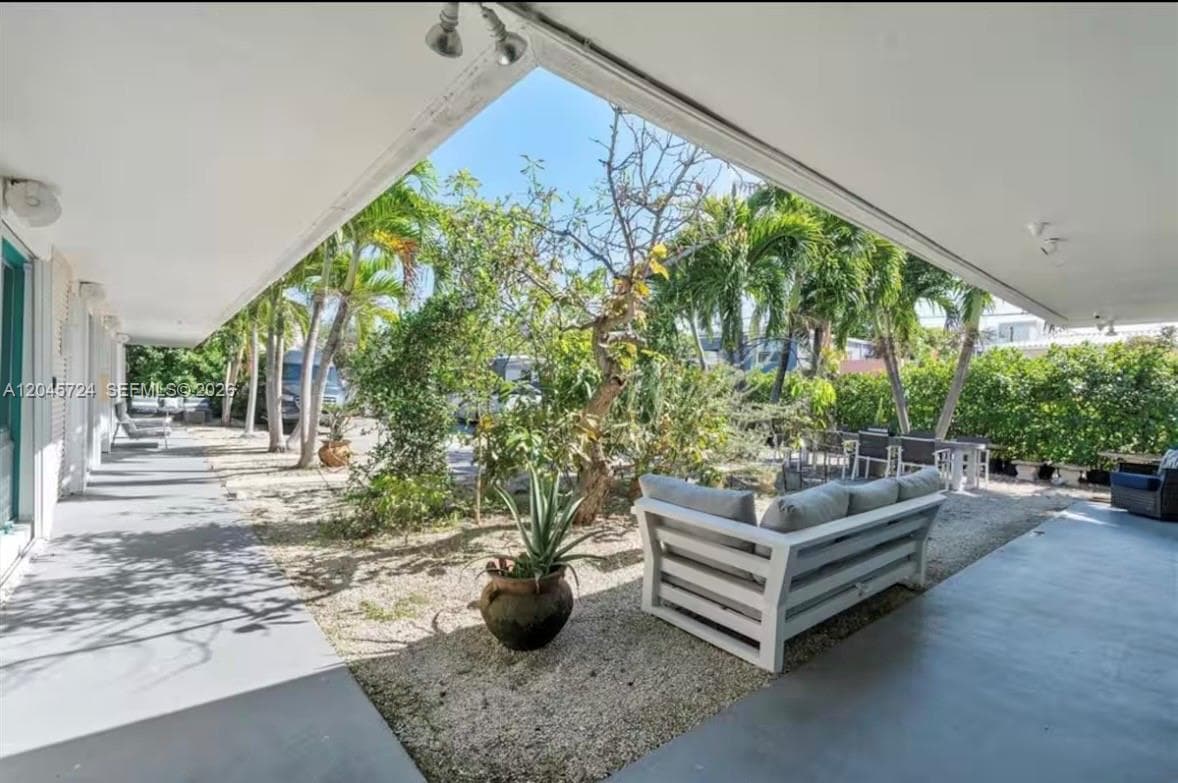 333 Palm St, Hollywood FL 33019