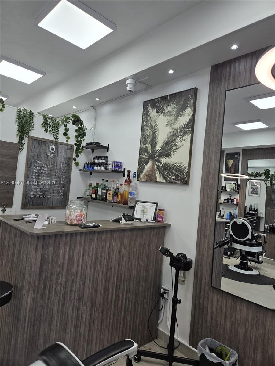 218 N Federal Highway, Hallandale Beach FL 33009