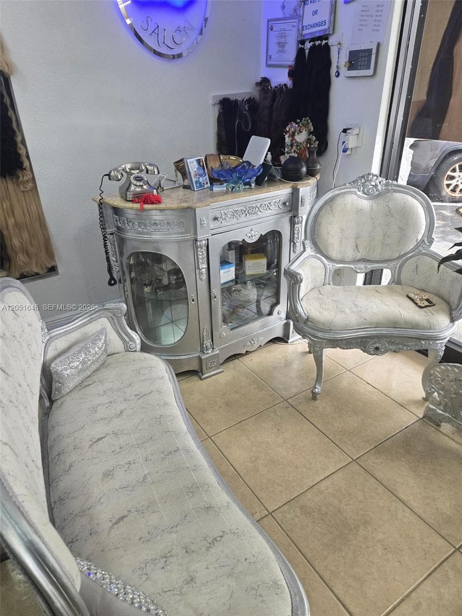 pedicure spa and extra room in the back/cuarto atras con spa