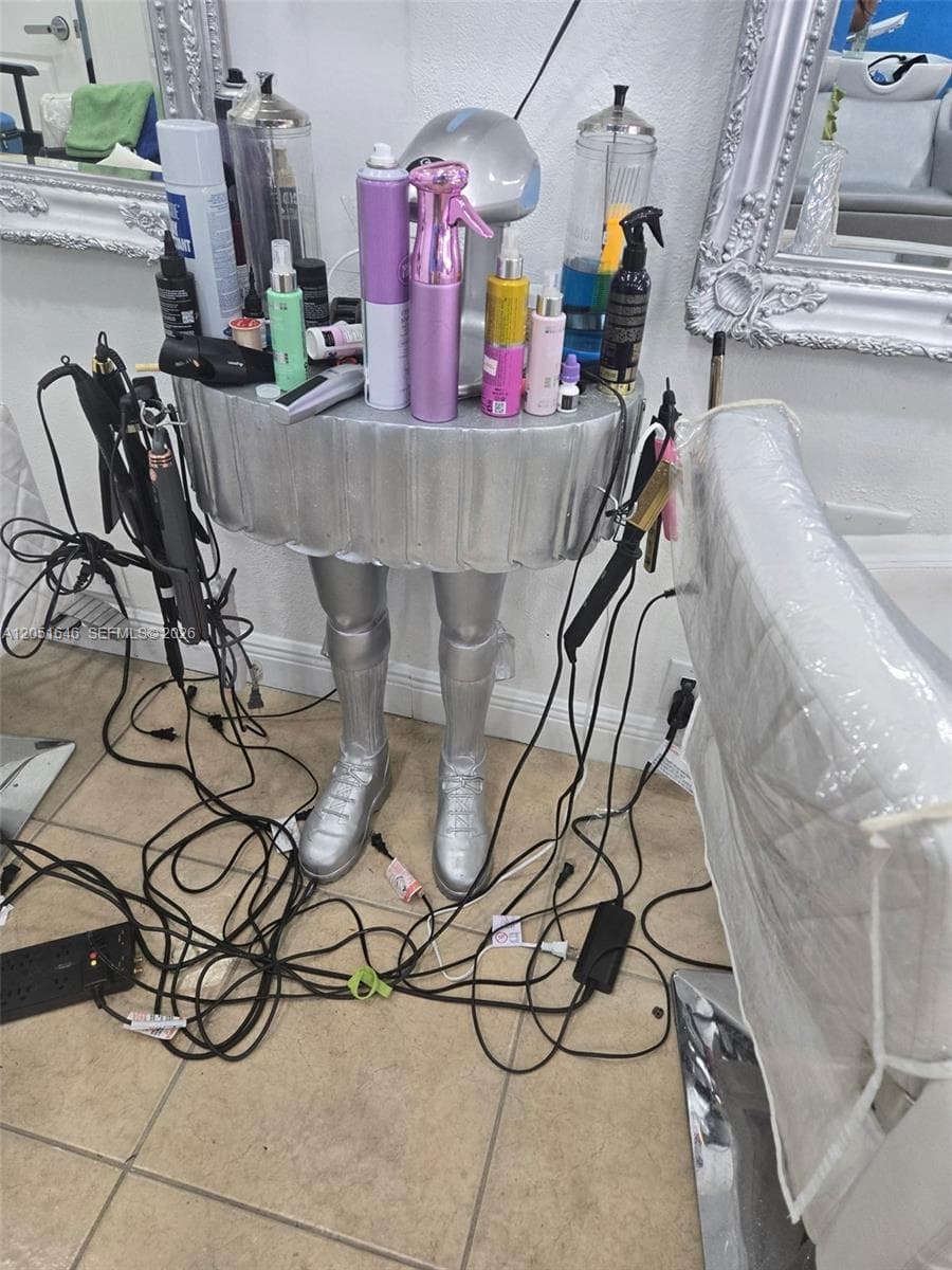 Full service Beauty salon PRIME location close to Sunset PLace, South Miami FL 33143