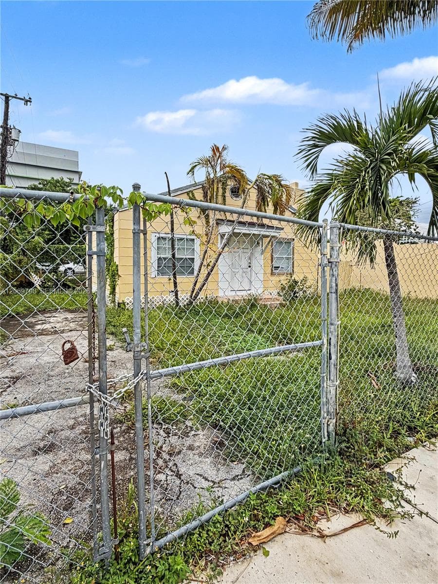 2728 NW 3rd St, Miami FL 33125