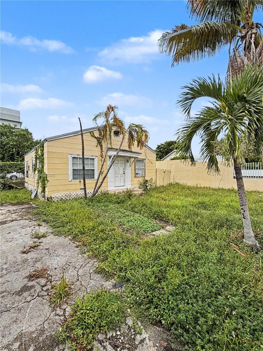 2728 NW 3rd St, Miami FL 33125