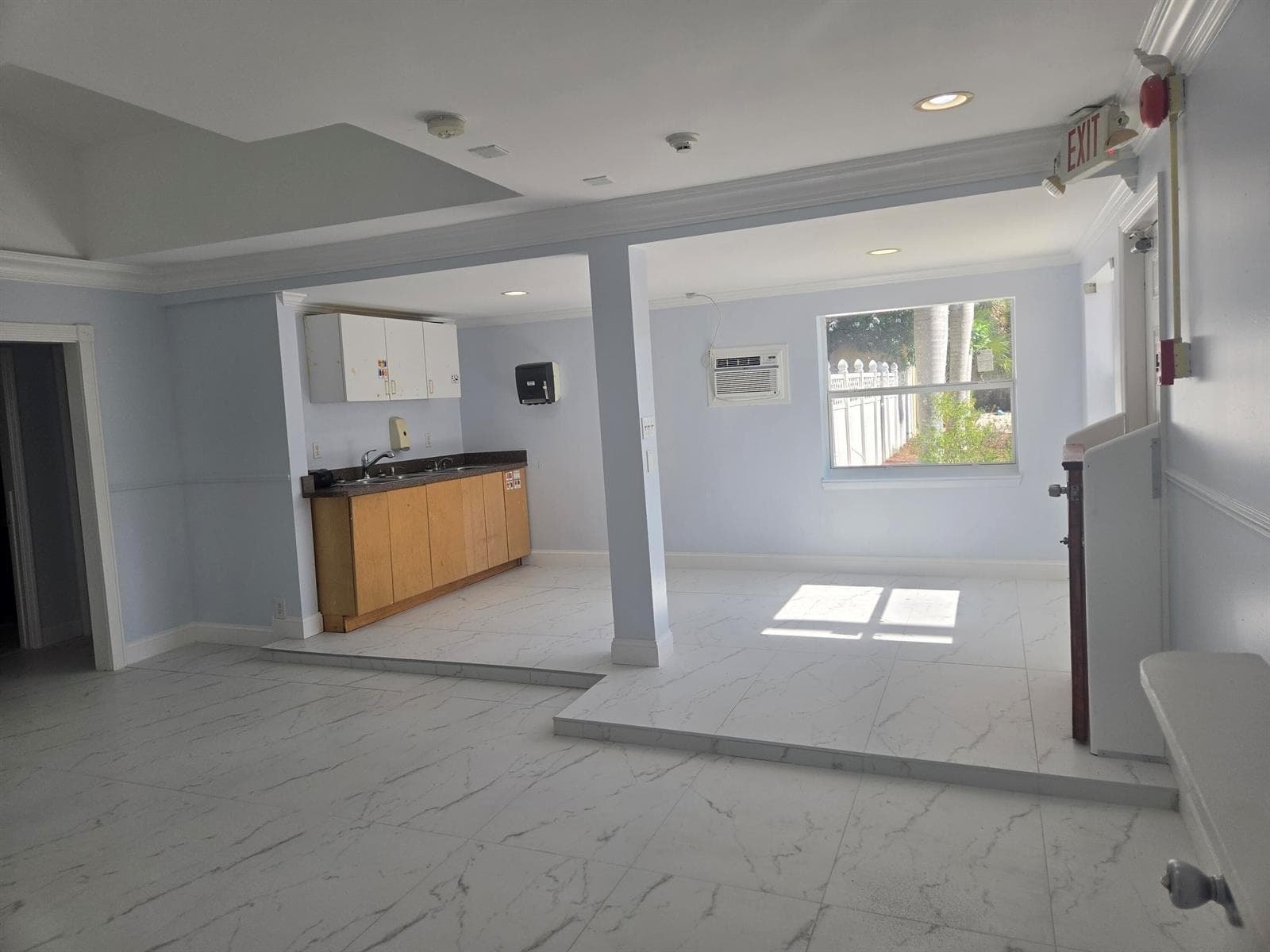 1100-frontroom1