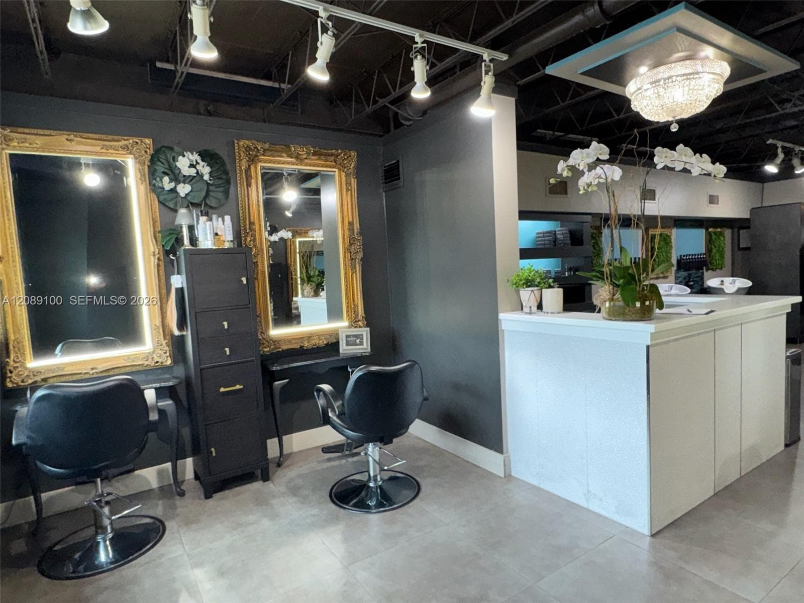 4344 Commercial Salon