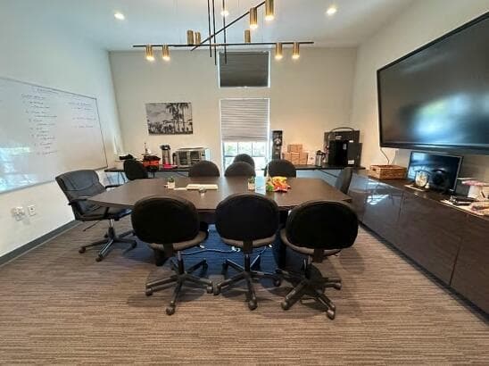 INTERIOR OFFICE MEETING ROOM