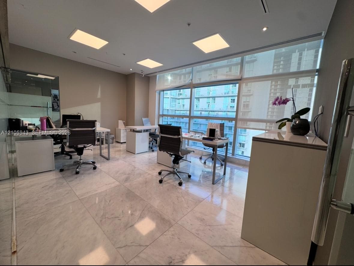 175 SW 7th St # 2208, Miami FL 33130